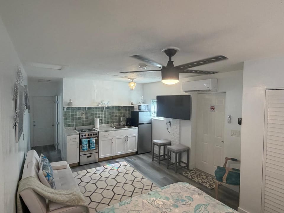 (B) Casa Azul. Minutes from the Beach & Mall Apartment in Palm Beach Gardens