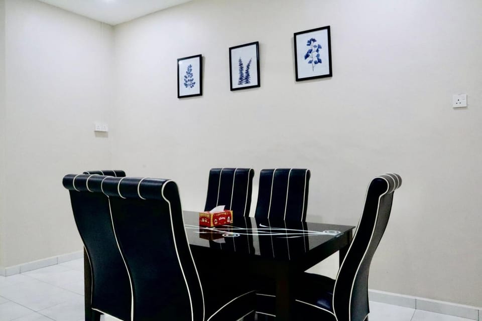 Seating area, Dining area