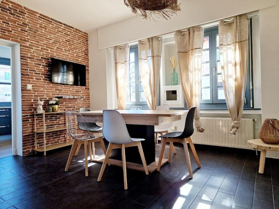 TV and multimedia, Seating area, Dining area