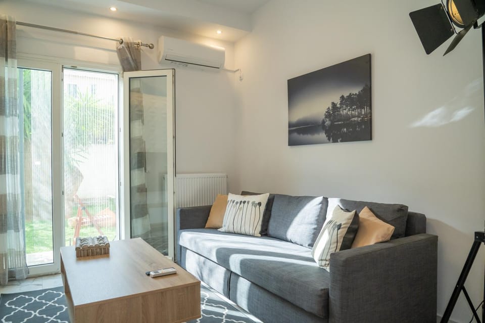 TV and multimedia, Living room, Seating area, air conditioner