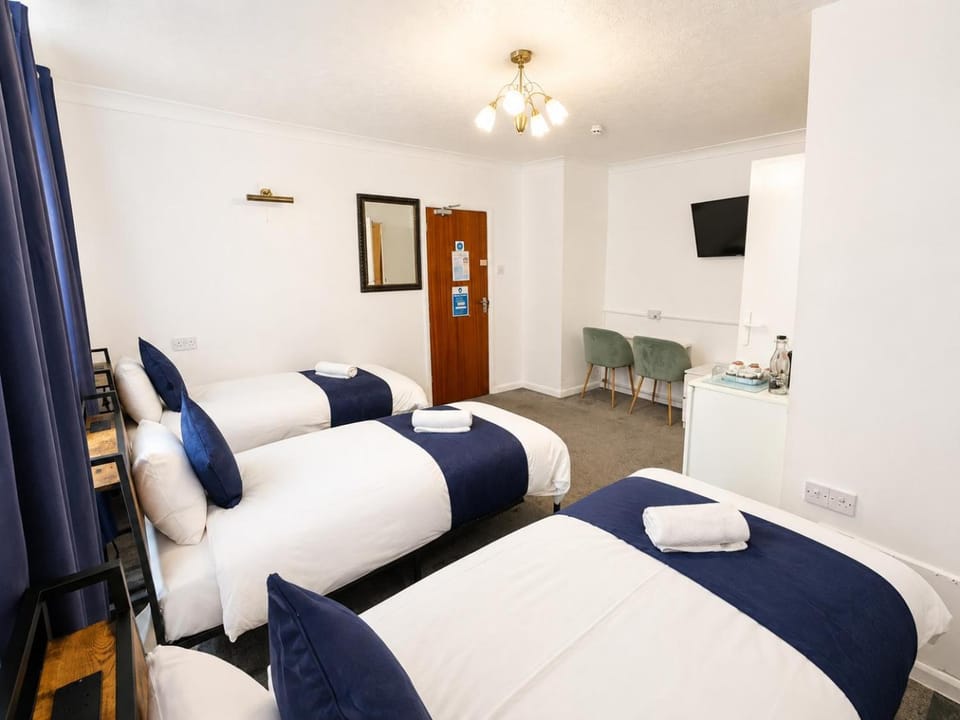 High Trees Guest House Gatwick Bed and Breakfast in Horley