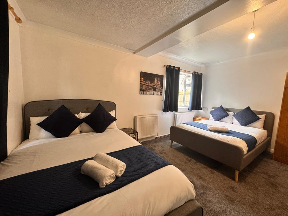 Bed, Photo of the whole room, Bedroom, towels