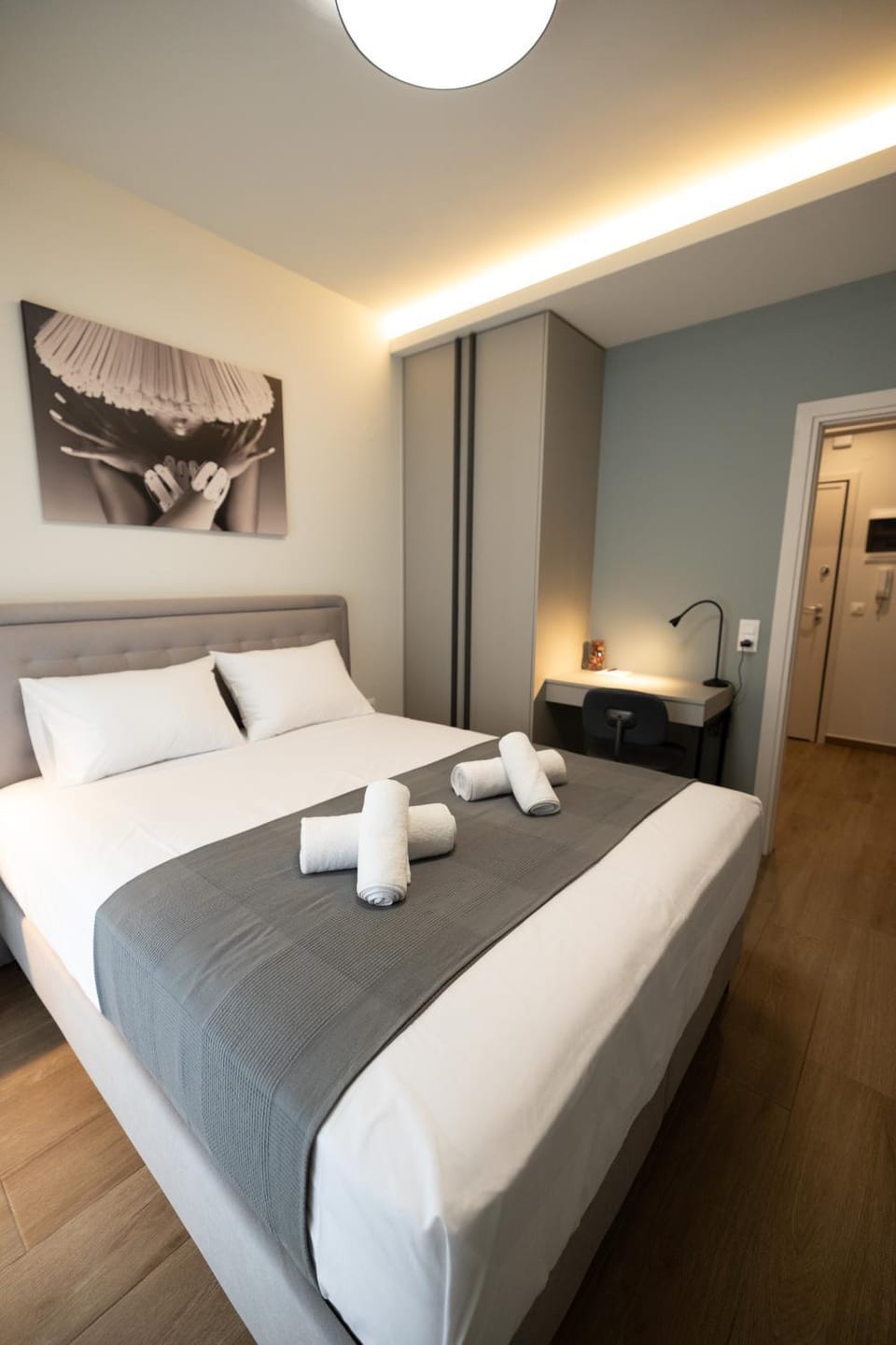 Bed, Photo of the whole room, Decorative detail, Bedroom, towels, wardrobe