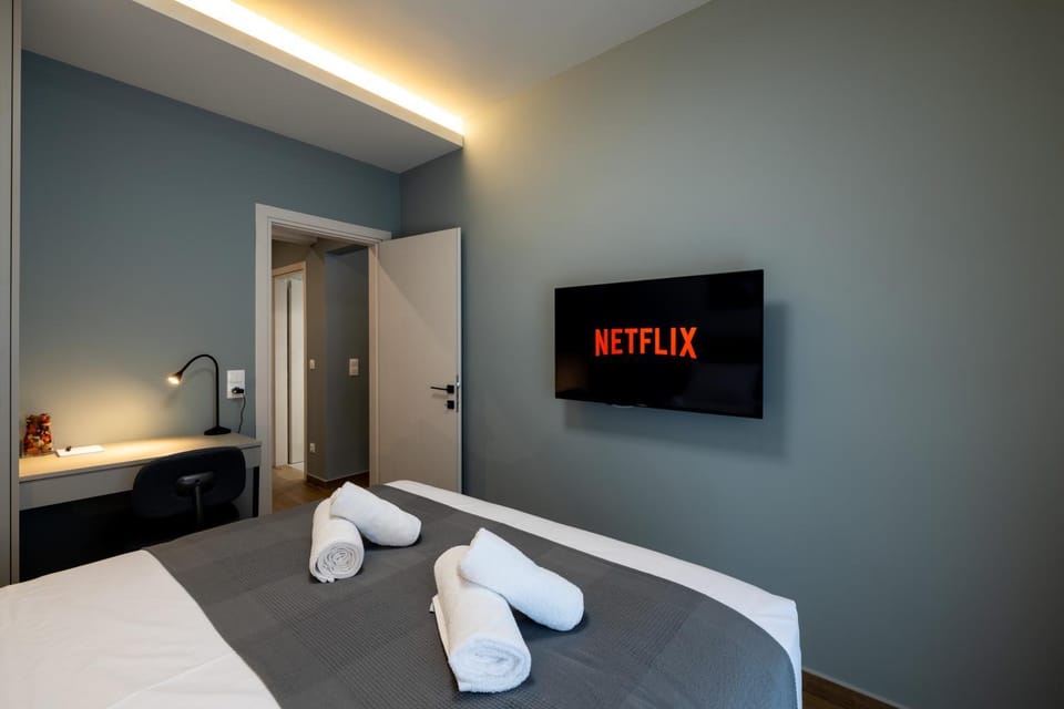 Bed, TV and multimedia, Photo of the whole room, Bedroom, Entertainment, towels