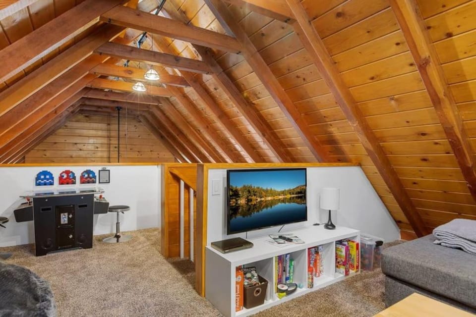 Walk to Slopes 2-Unit Family Compound or Private Workspace Pet Friendly House in Big Bear