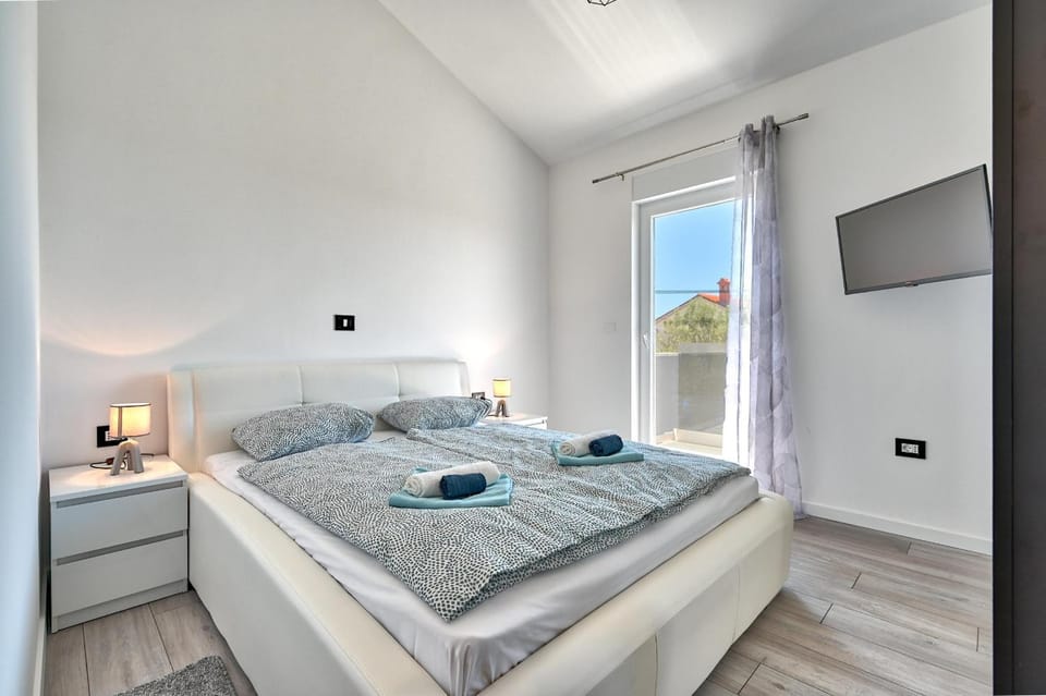 Bed, TV and multimedia, Bedroom