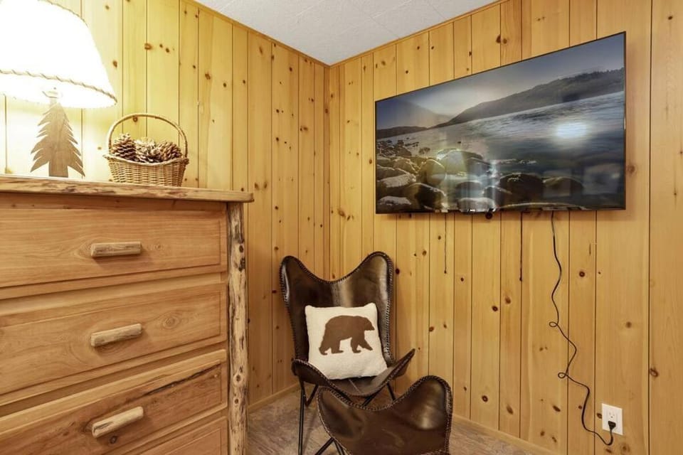 Bruin Chalet Big Bear~ Cozy Single Level Retreat Cottage~ House in Big Bear