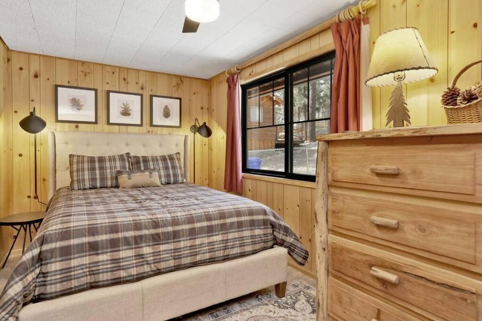 Bruin Chalet Big Bear~ Cozy Single Level Retreat Cottage~ House in Big Bear