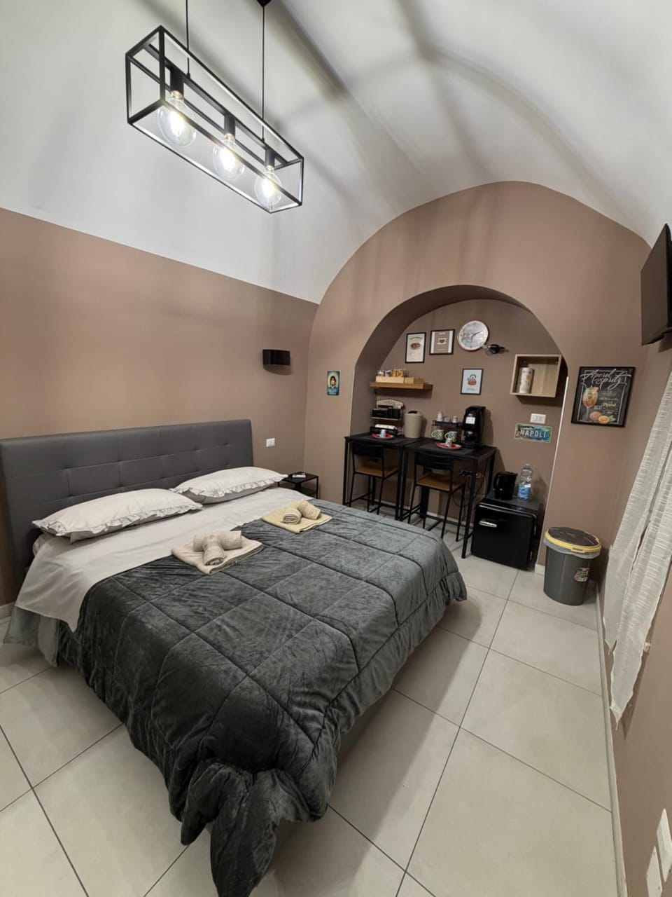 Bed, TV and multimedia, Photo of the whole room, towels