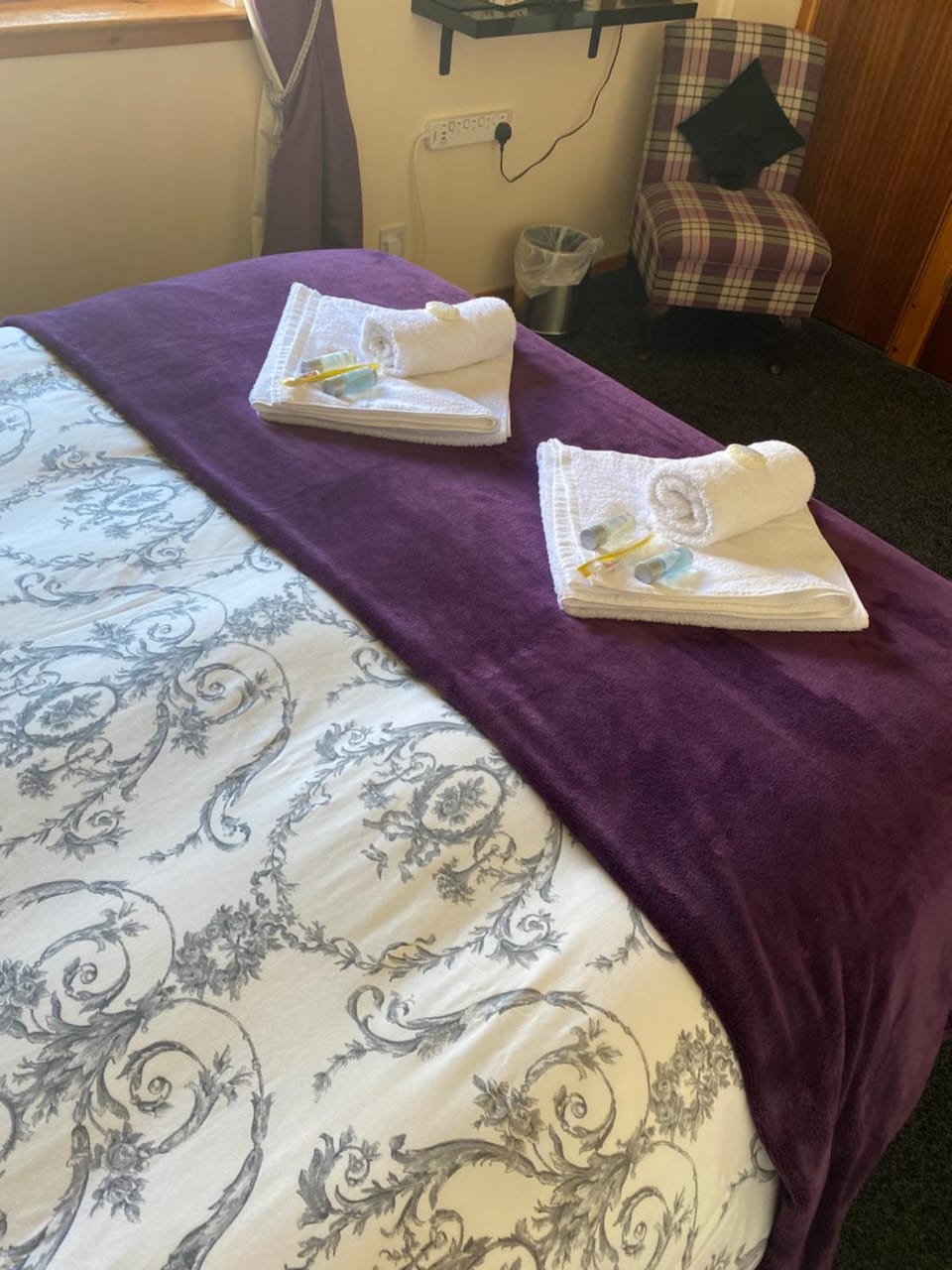 Bed, Bedroom, towels