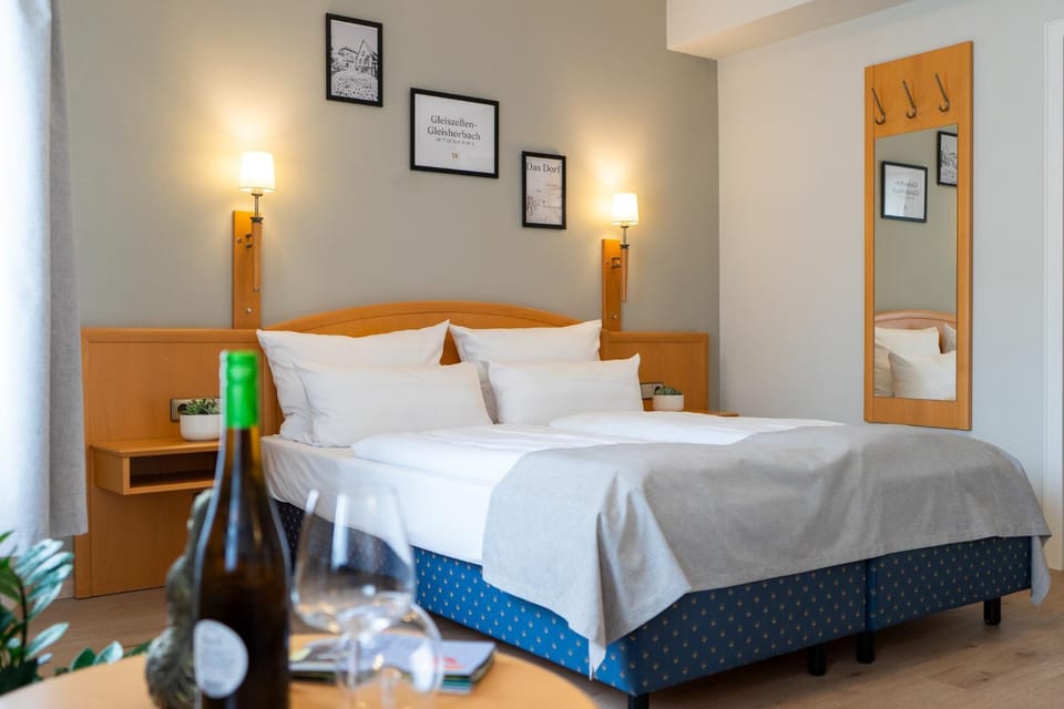 Bed, Photo of the whole room, Bedroom, Drinks