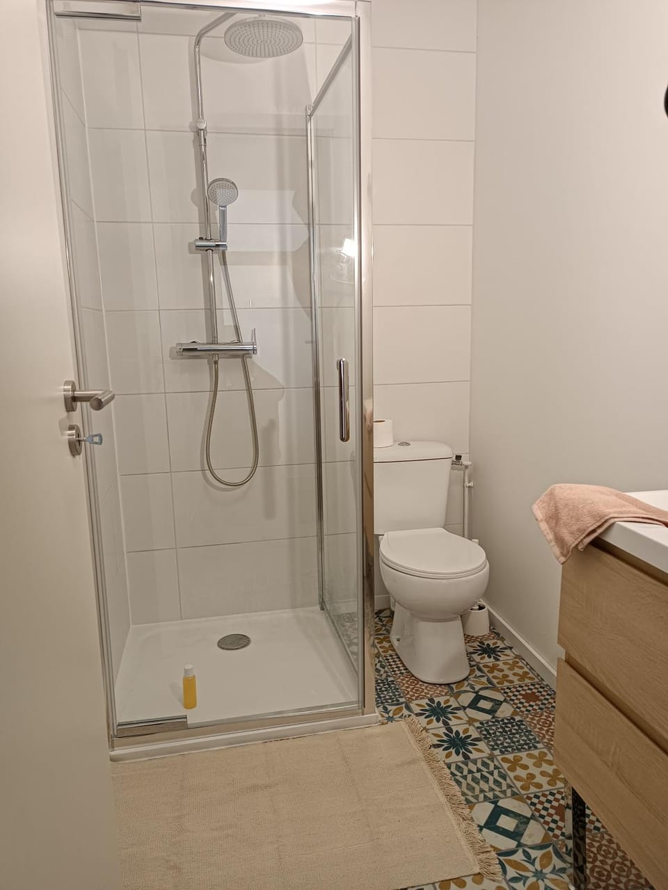 Shower, Toilet, Bathroom, towels