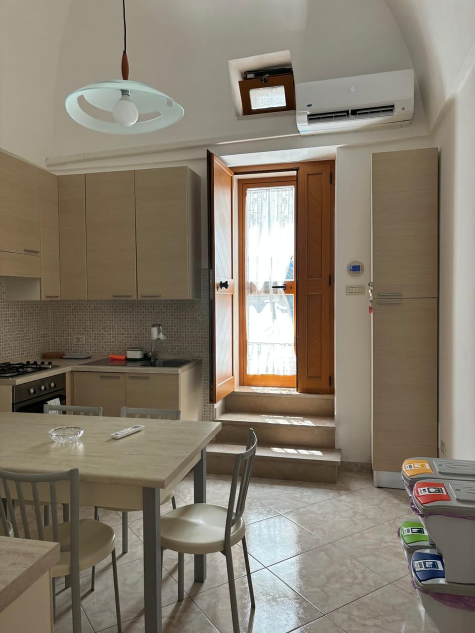 Kitchen or kitchenette, Living room, Seating area, Dining area, pet friendly, stove, air conditioner