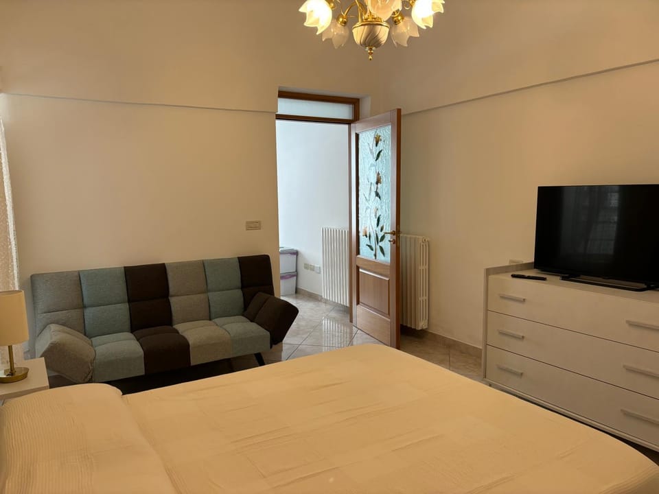Bed, TV and multimedia, Photo of the whole room, Bedroom