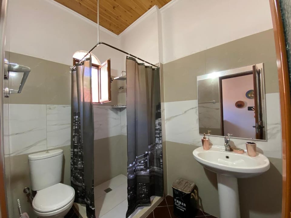 Ramo's Charming Studio Apartment with Sunlit Veranda - 1st Apartment in Vlorë