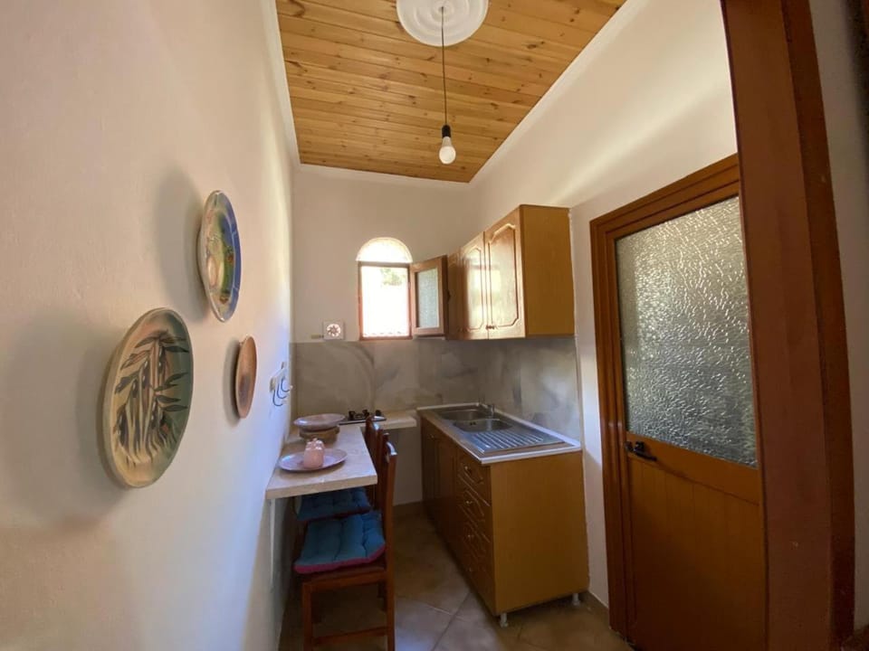 Ramo's Charming Studio Apartment with Sunlit Veranda - 1st Apartment in Vlorë