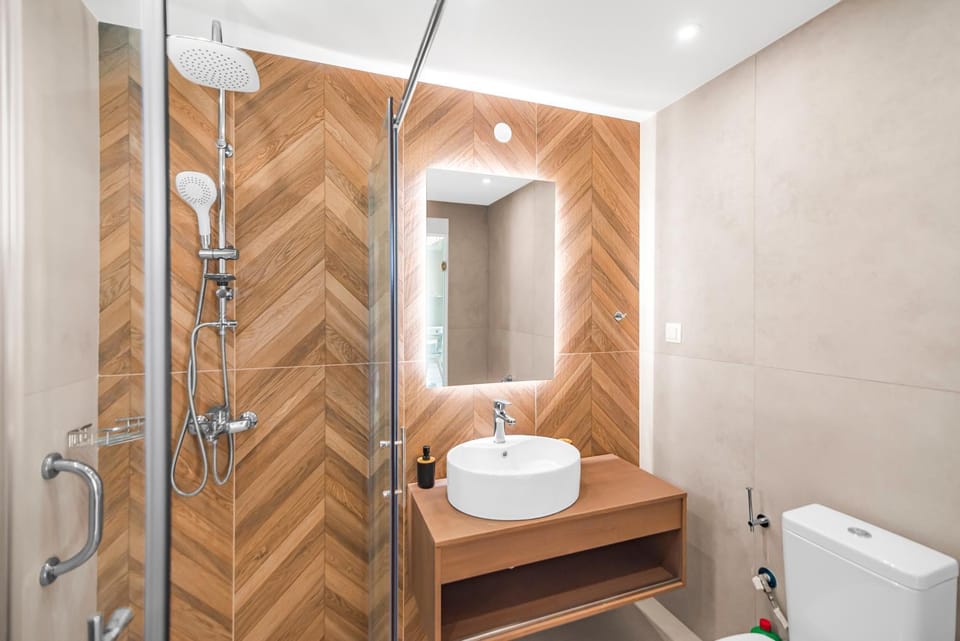 Shower, Toilet