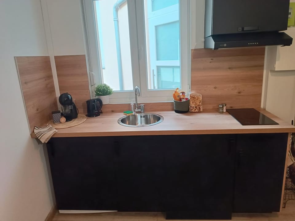 Kitchen or kitchenette, minibar