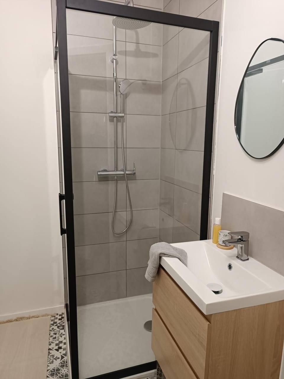 Shower, Bathroom, towels