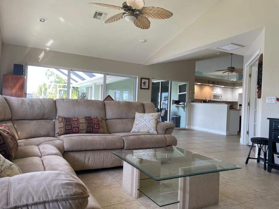 Relax with nature in our Waterfront 4 bedroom -HEATED POOL HOME-KING BED Villa in Cape Coral