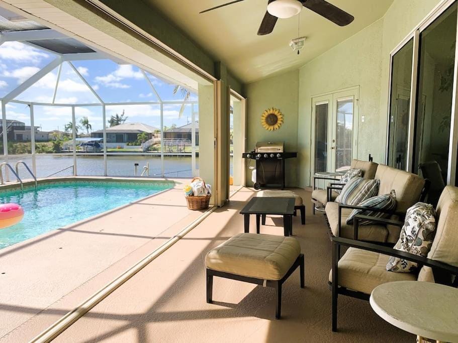 Relax with nature in our Waterfront 4 bedroom -HEATED POOL HOME-KING BED Villa in Cape Coral