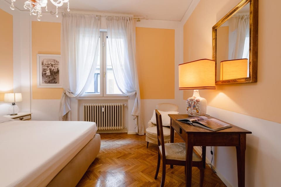 Bed, Bedroom, hair dresser, internet, air conditioner