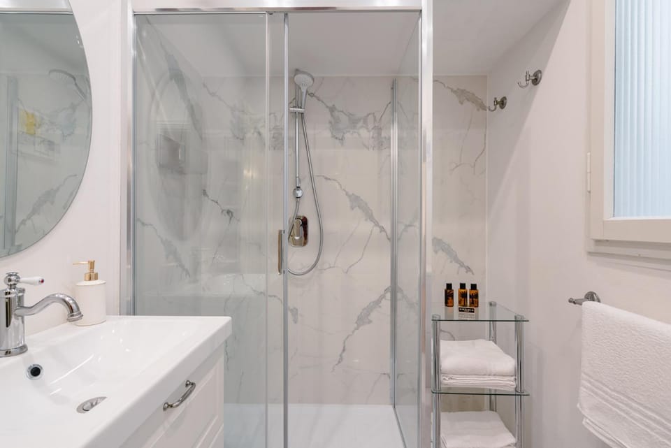 Shower, Toilet, Bathroom, towels