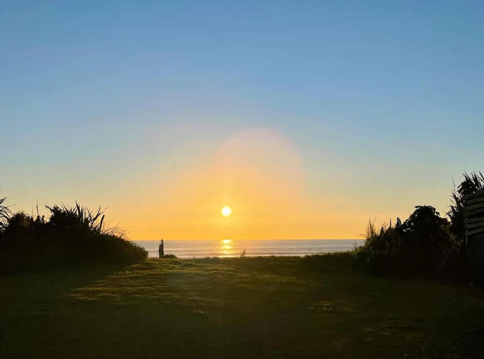 Prime Beachfront - Sunsets, Space & Serenity House in West Coast