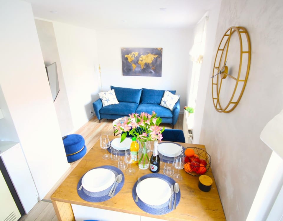 Living room, Food and drinks, Seating area, Dining area