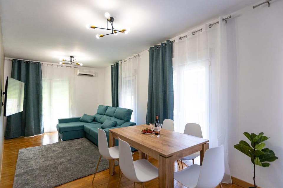Communal lounge/ TV room, TV and multimedia, Living room, Seating area, Dining area, air conditioner