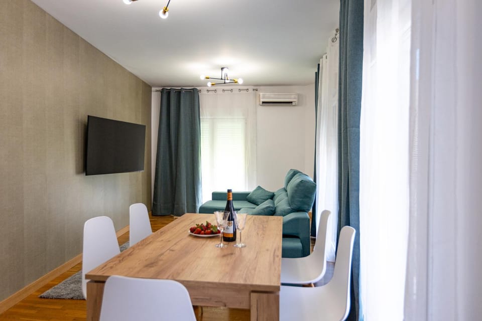 Communal lounge/ TV room, TV and multimedia, Living room, Seating area, Dining area, Drinks, air conditioner