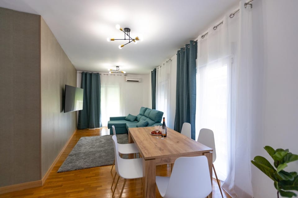 Communal lounge/ TV room, TV and multimedia, Living room, Seating area, Dining area, air conditioner