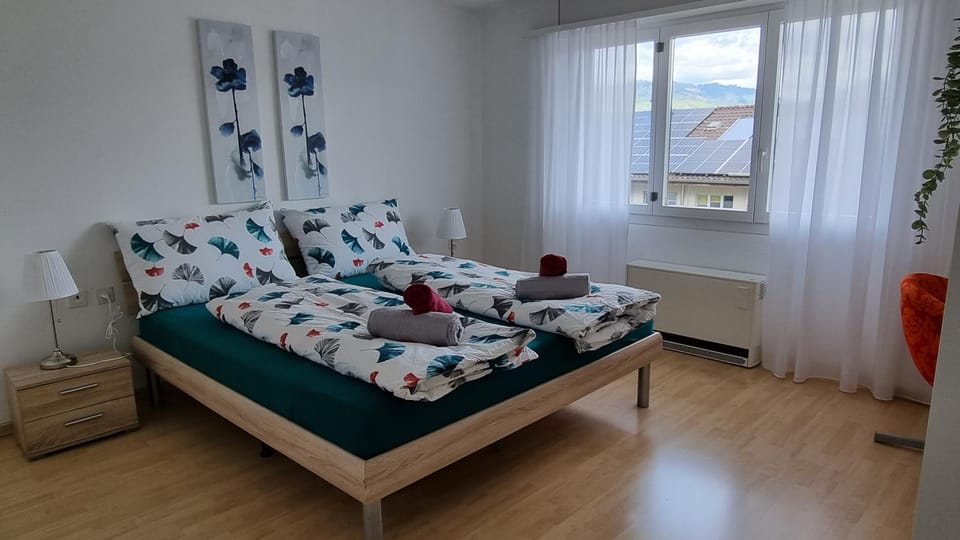 Bedroom, towels