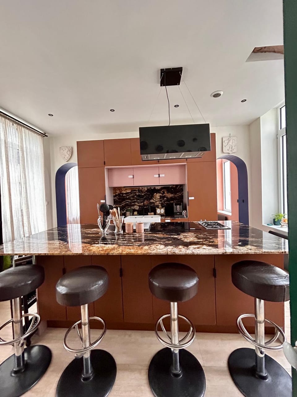 Kitchen or kitchenette, Dining area, minibar, pet friendly, stove, kitchen