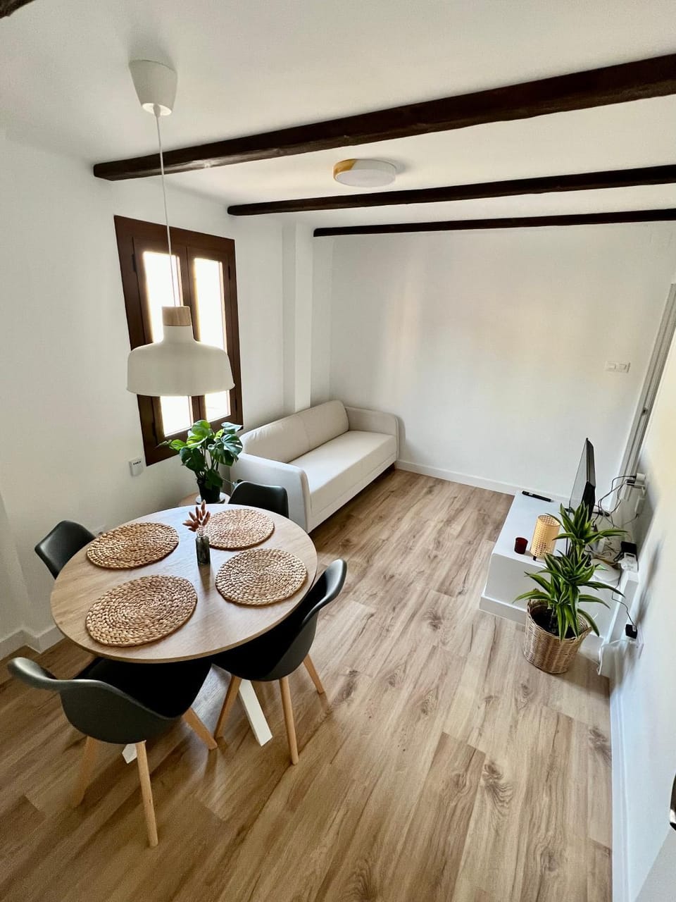 TV and multimedia, Living room, Dining area, air conditioner, air conditioner
