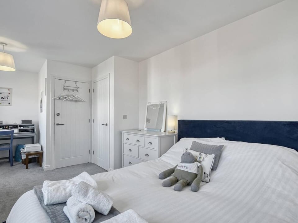 Bed, Other, Photo of the whole room, Bedroom, towels, wardrobe