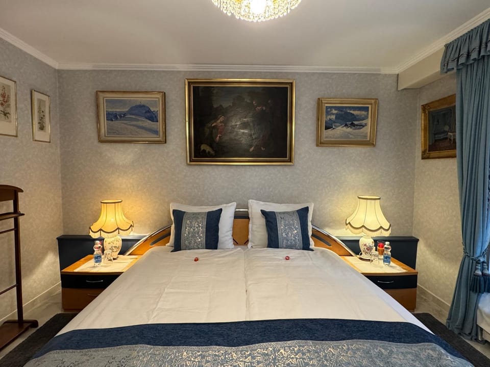 Bed, Photo of the whole room, Decorative detail, Bedroom