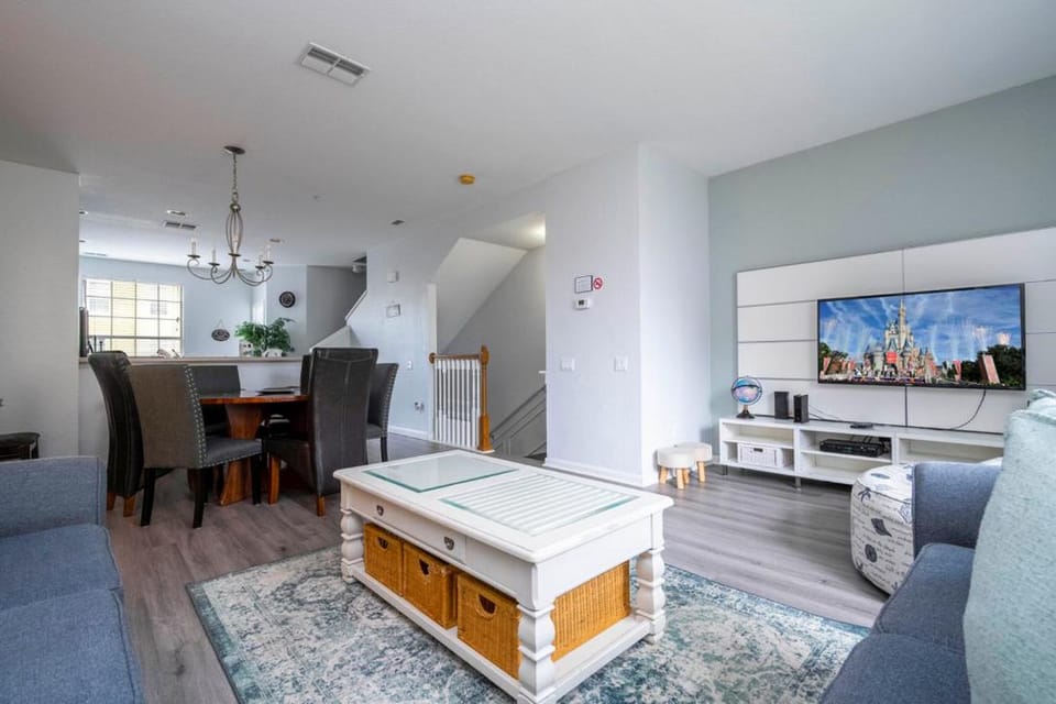Communal lounge/ TV room, Living room, Seating area, Meals