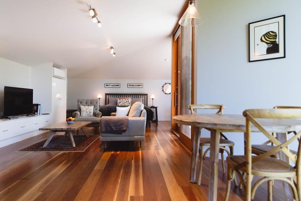 Living room, Dining area, Evening entertainment