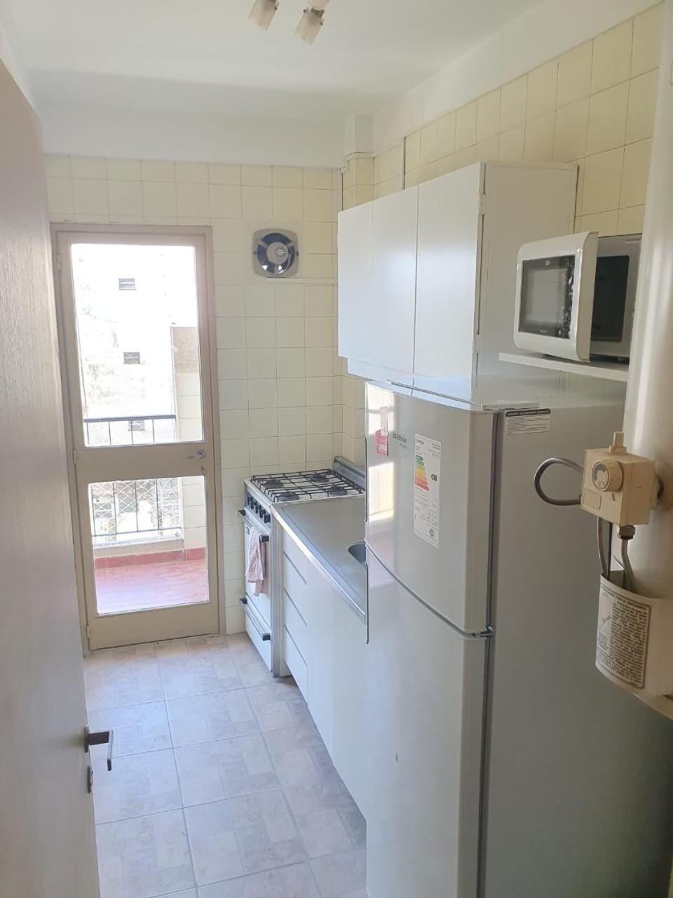 Kitchen or kitchenette, minibar, stove