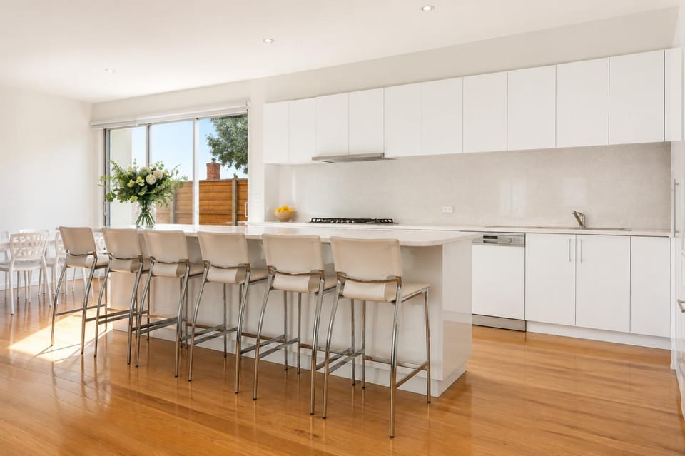 Kitchen or kitchenette, Seating area, Dining area