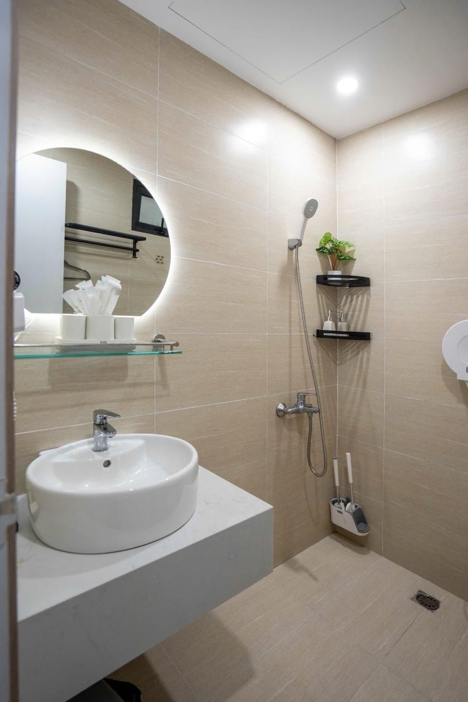 "Huế Ơi 2"-Spacious 2-Bedroom Apartment with Balcony and Pool Apartment in Laos