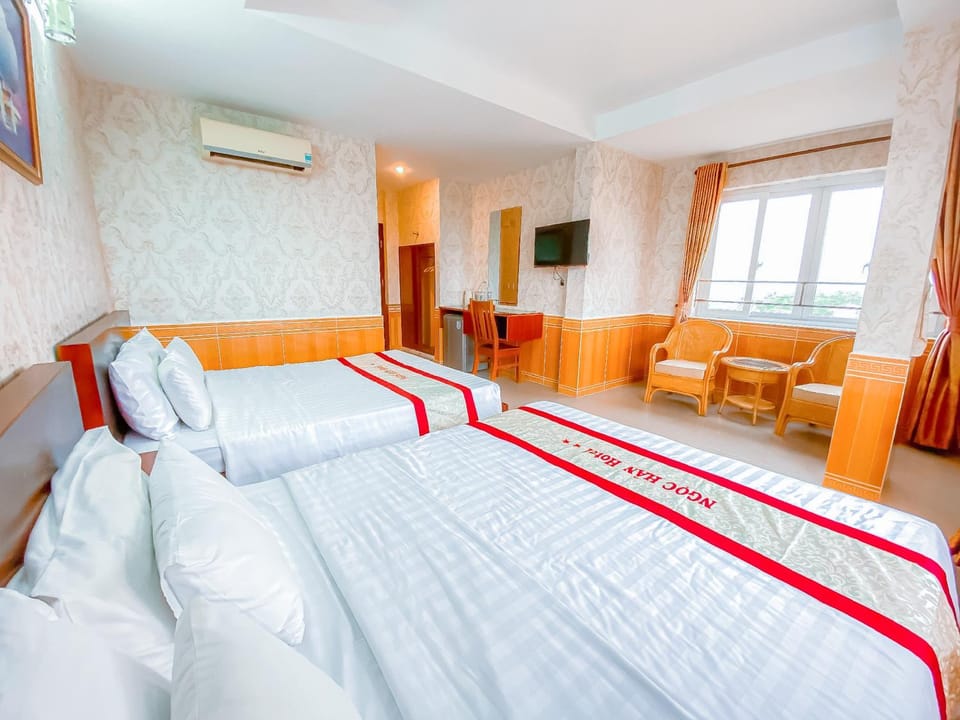 Bed, Living room, Photo of the whole room, Bedroom