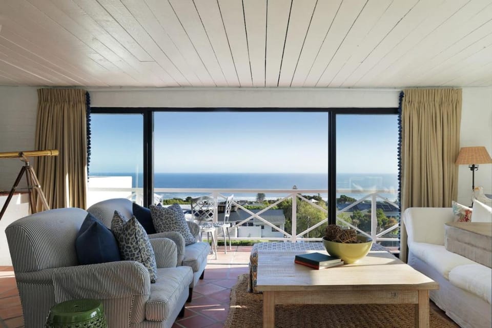 Best of Both! Mountain and Sea View Home. House in Hermanus