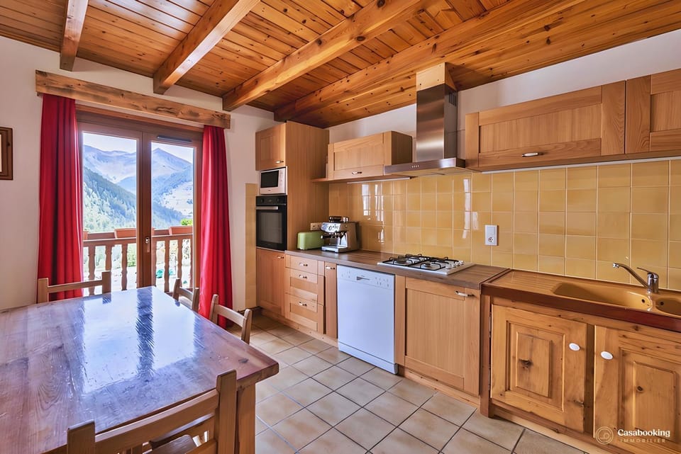 Kitchen or kitchenette, Dining area, dishwasher