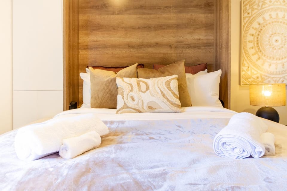 Bed, Decorative detail, towels