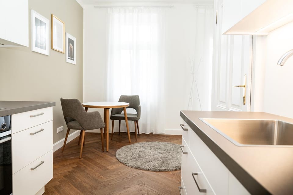 Kitchen or kitchenette, Dining area