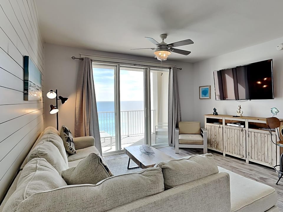 TV and multimedia, View (from property/room), Balcony/Terrace, Living room, Seating area, Sea view, furniture