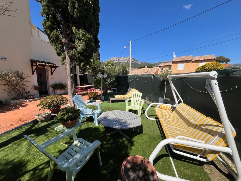 Perle rare, F4 rdc avec jardin privé, parkings gratuits, borne recharge IRVE, clim, calme, idéal famille & pro, 10 min centre-ville, gare et plages bus direct Apartment in Toulon