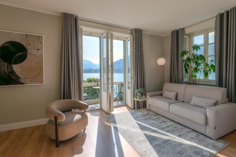 Living room, Lake view